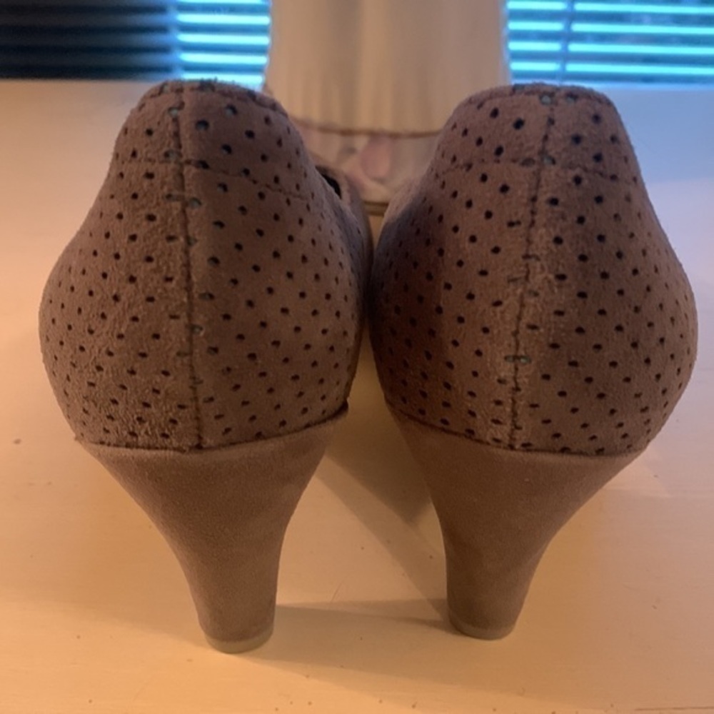 Tsubo Grey Perforated Heels - Picture 5 of 7